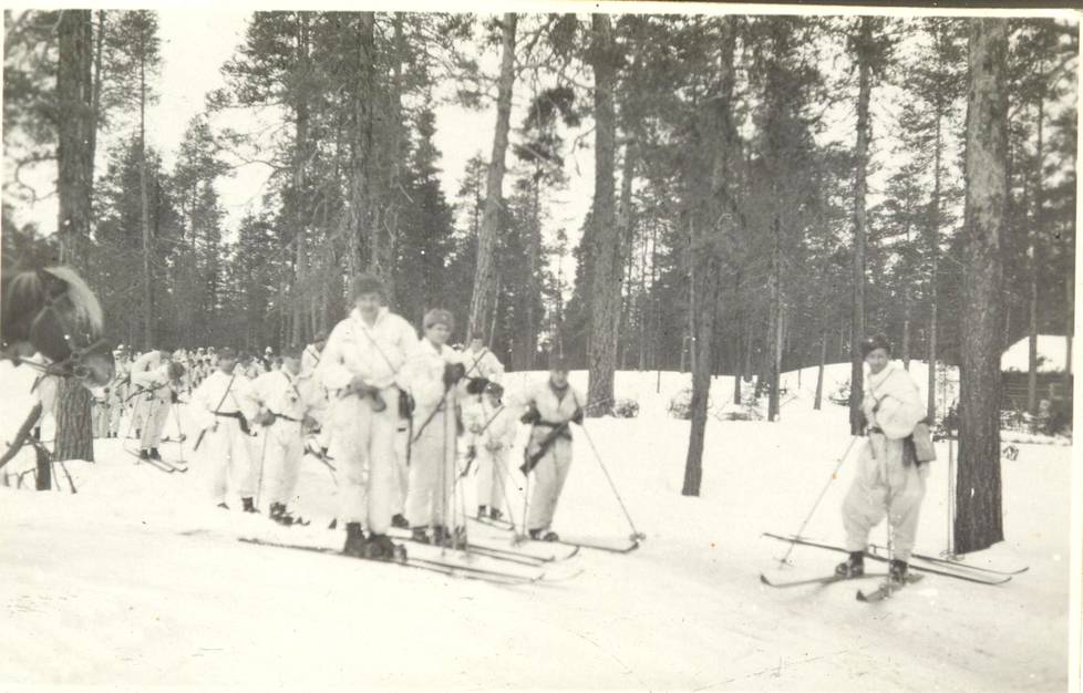 Parin sadan sissin iskuosasto Kaleva lähdössä linjojen taakse maaliskuun lopulla 1944.