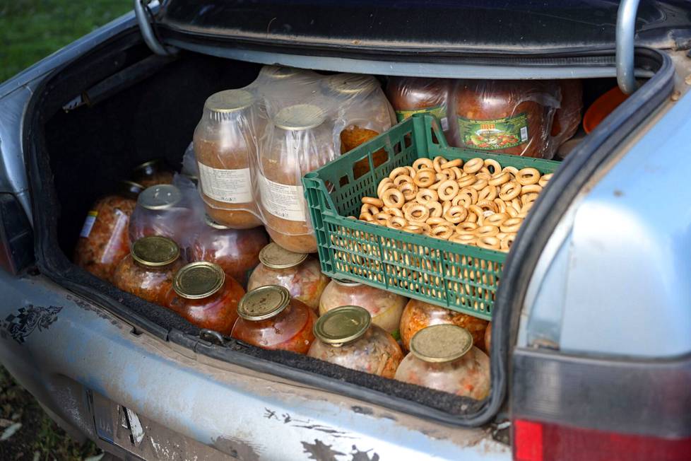 Kozatsha Lopanin asukkaat korjasivat talteen venäläisiltä jäänyttä ruokaa.