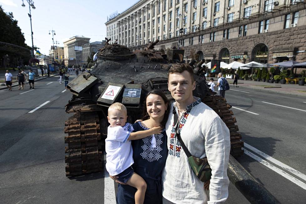 Viktor Borbitsh, Olha Borbits ja Ivan perheineen ovat saapuneet Ukrainan itsenäisyyspäivänä Kiovan keskustassa järjestettävään paraatiin.