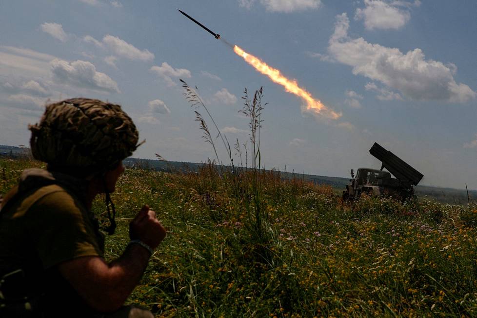 Ukrainan joukot ampuvat BM-21 Grad -ohjuksen kohti venäläisjoukkoja Zaporizzjassa kesäkuussa 2023.