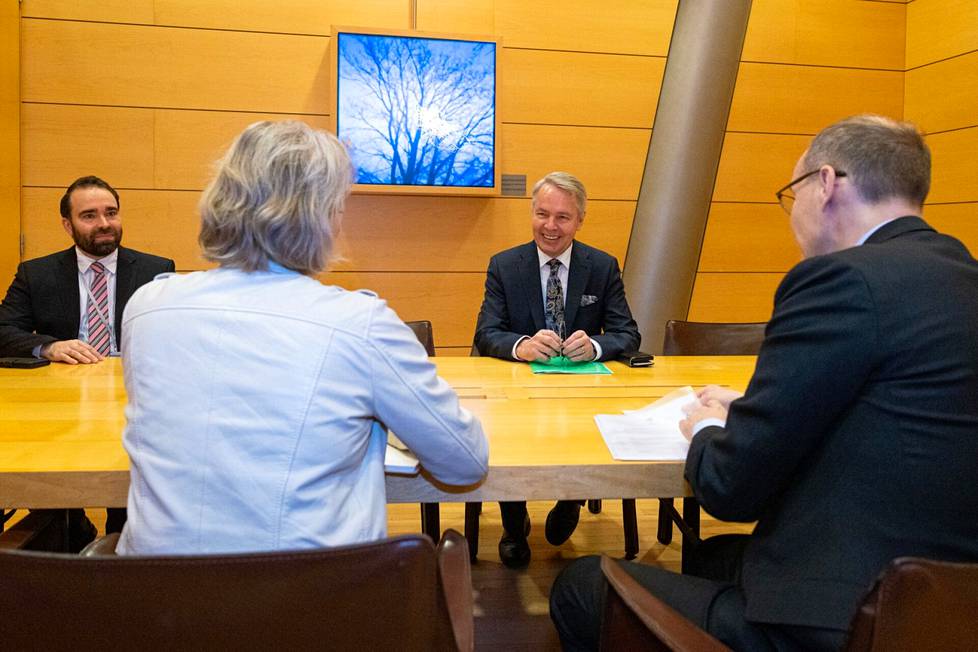 Ulkoministeriön virkakunta ”briiffaa” ulkoministeri Pekka Haavistoa ulkoasiainneuvoston kokouksesta Brysselissä.