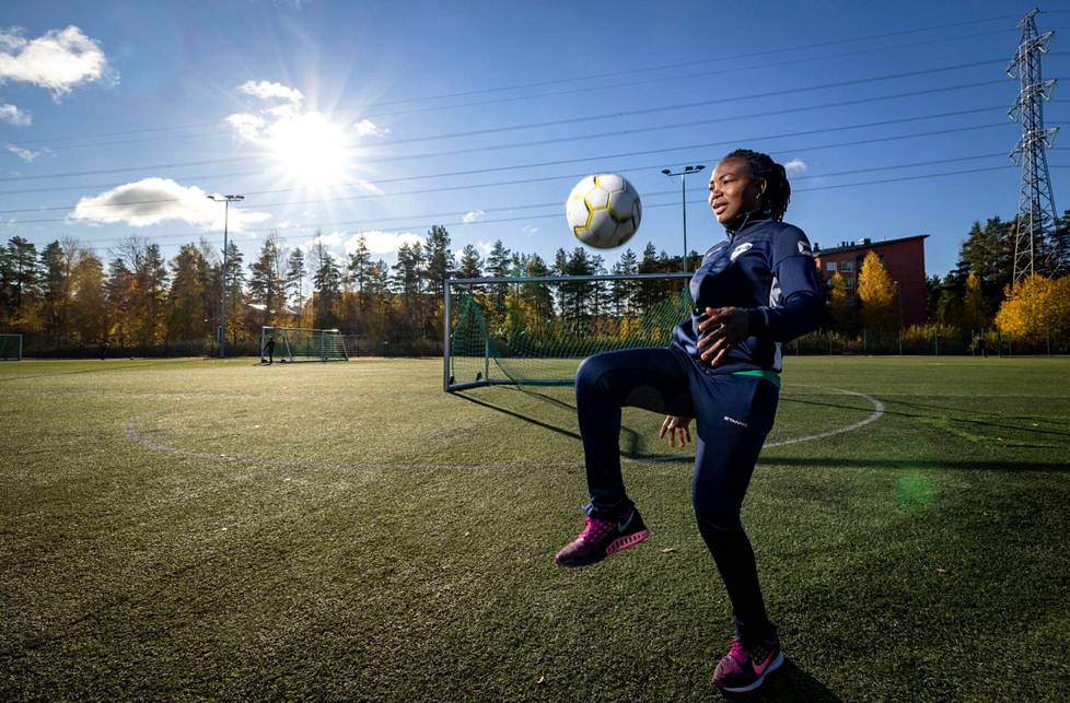 Jalkapallo on edelleen tärkeä osa Ayisat Yusuf-Aromiren elämää. Helsingissä hän valmentaa tyttöjen ja naisten jalkapallojoukkueita. 