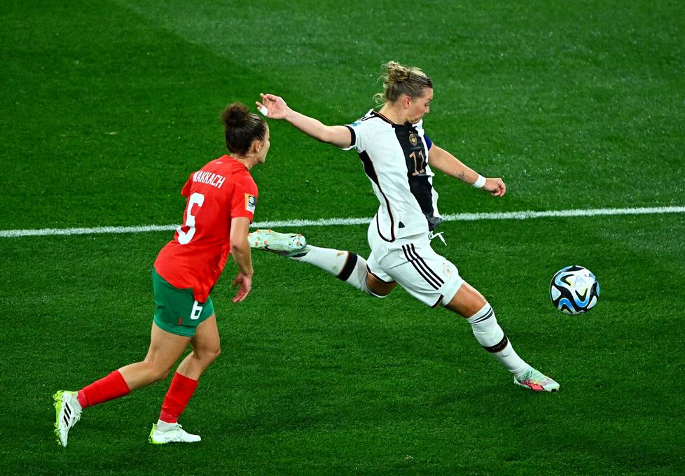 Alexandra Popp pallossa MM-kisojen ottelussa Saksa-Marokko.