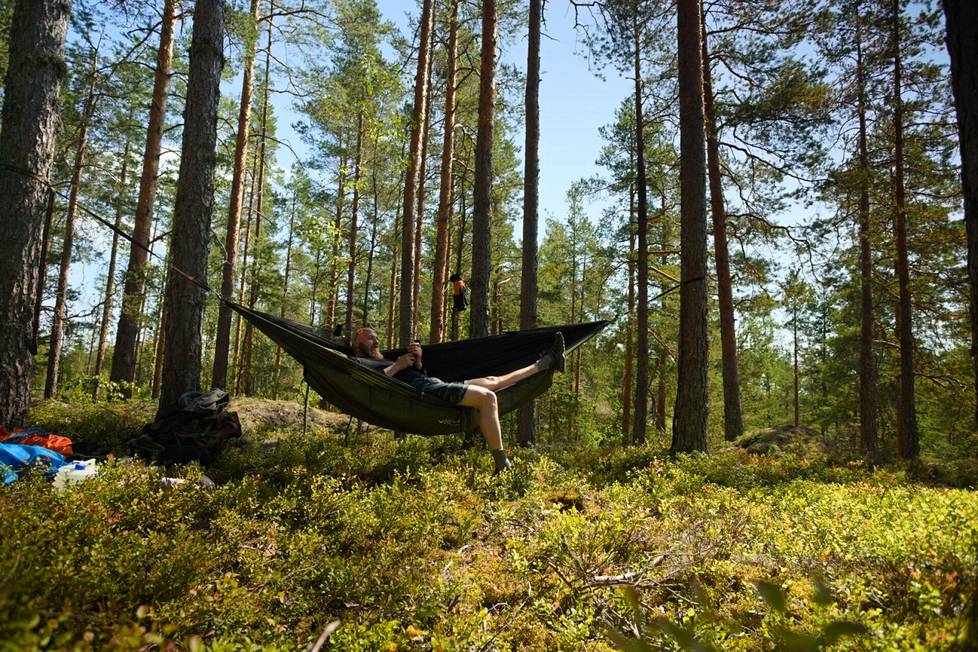 Antti Ukkonen asui yli yhdeksän kuukautta metsässä riippumatossa. Niska- ja selkäjumit loppuivat ja hänen kehonsa sopeutui kylmyyteen.