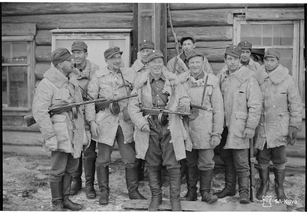 Viljo Suokkaan (keskellä) johtama kaukopartio on palannut tehtävältä Juustjärvelle Itä-Karjalassa syksyllä 1941.