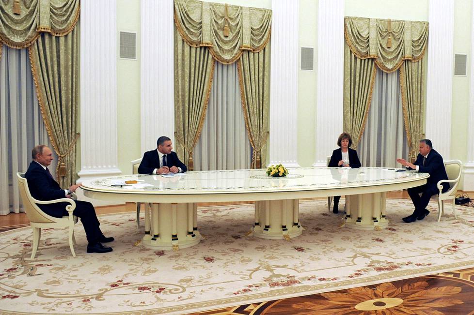 Orban pääsi Putinin kuuluisan pitkän pöydän päähän Moskovan-vierailullaan ennen sotaa.
