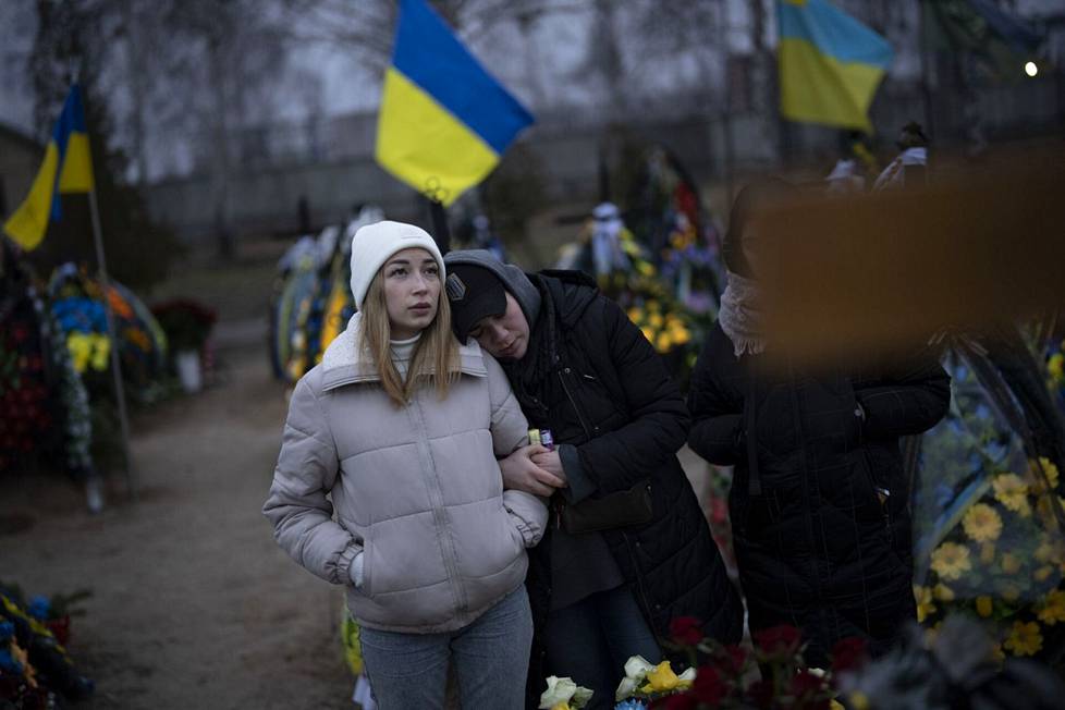 Anastasia Ohrimenko ja Anna Korostenska vierailivat tammikuussa puolisoidensa haudoilla Butshassa.