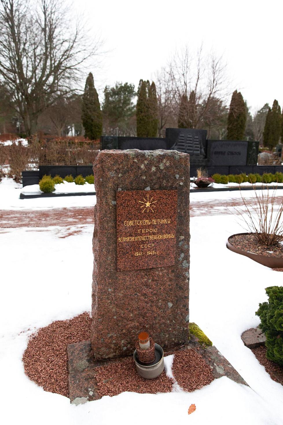 Maarianhaminan hautausmaalla on Venäjän konsulaatin kustantama muistomerkki toisen maailmansodan aikana Kökarista kuolleena löytyneelle venäläislentäjälle.