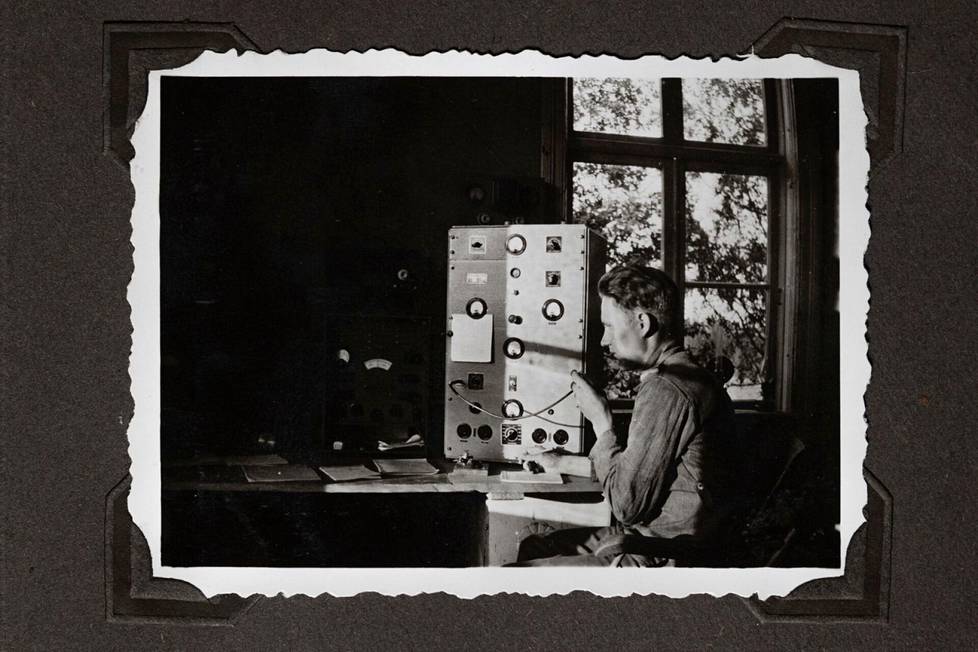 Hanna Hankalan albumista löytyy valokuva sodan aikaiselta työpaikalta. Kuvassa todennäköisesti viestijoukkoa johtanut alikersantti.