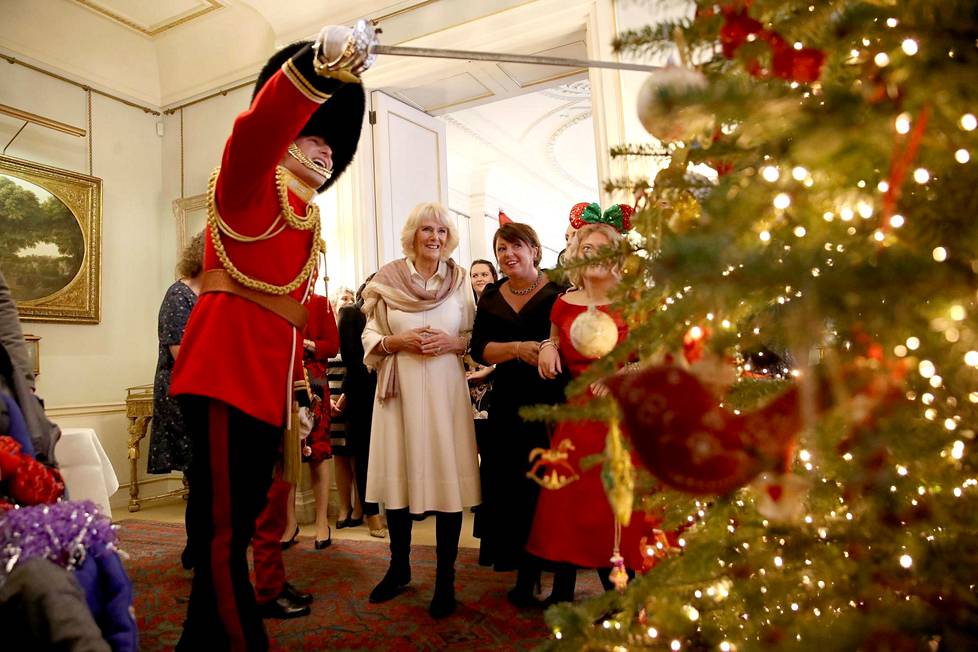 Herttuatar Camilla virittäytyi joulutunnelmaan joulukuussa 2017 vieraillessaan lastenkodissa.