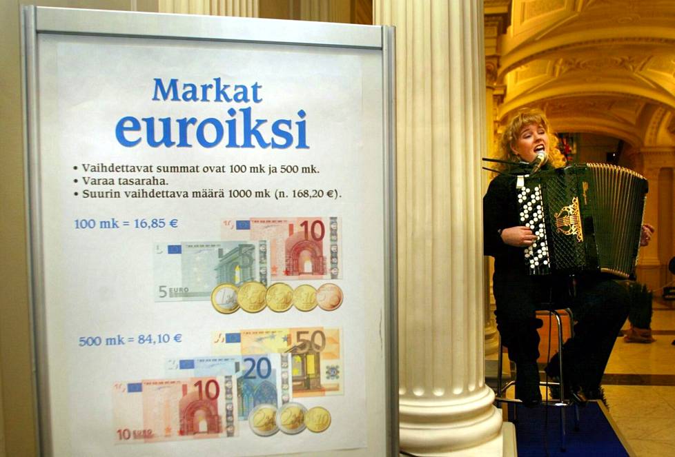 Markka vaihtui euroksi vuonna 2002 - Sauli Niinistö osti ensimmäisillä  euroilla kahvit - Kotimaa - Ilta-Sanomat