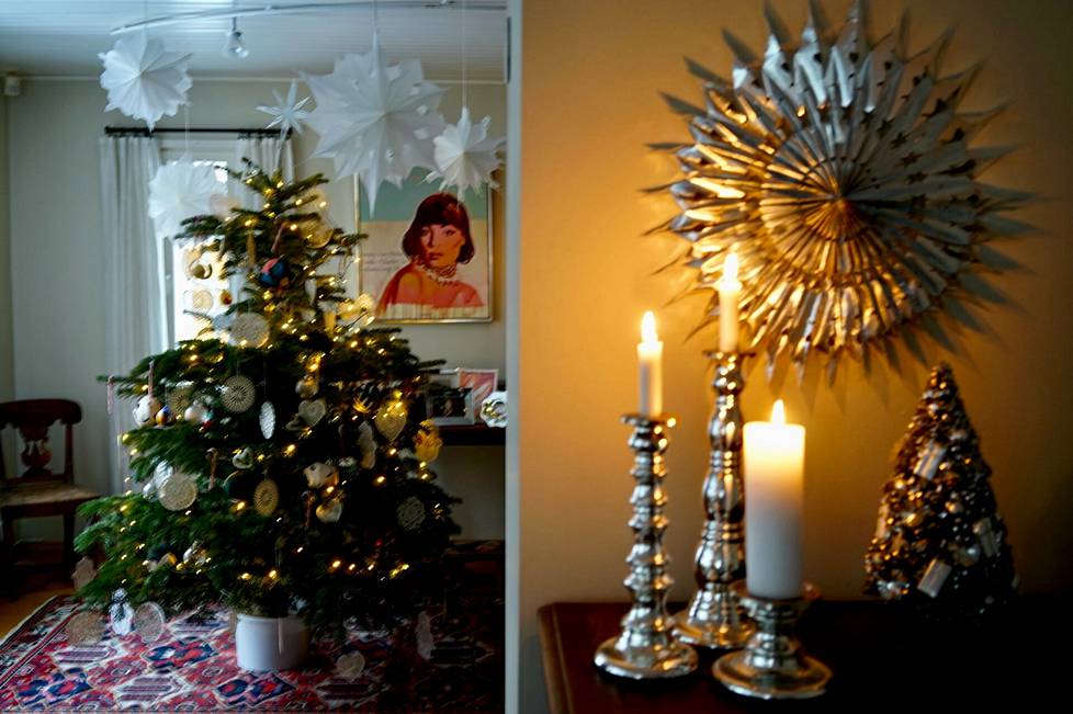 Toimittaja Hanna Sumari koristelee kuusen aina vasta jouluaattona tai aatonaattona.