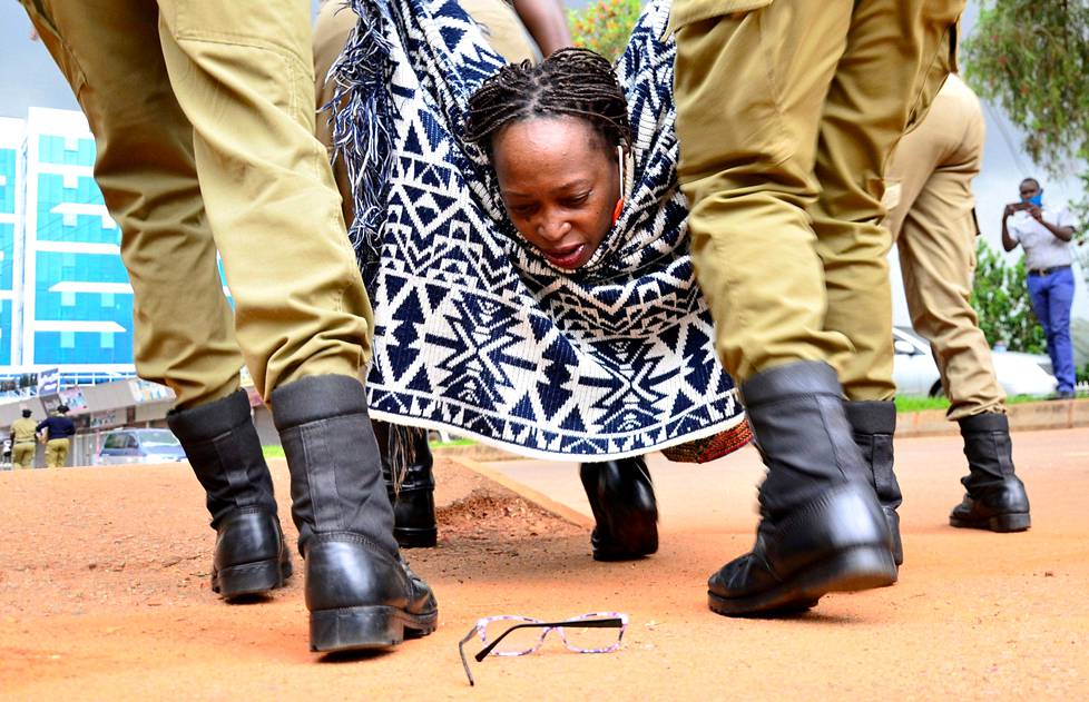 Näkemys estetty. Ugandalaisaktivisti Stella Nyanzi pudotti silmälasinsa poliisin käsittelyssä Kampalassa, jossa osoitettiin mieltä hallituksen koronatoimia vastaan.