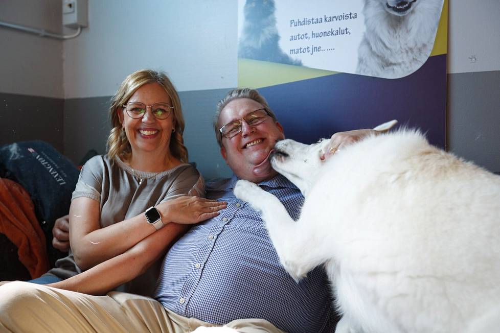 Ilman Jaana-vaimon tukea Timo Äärinen ei olisi ryhtynyt yrittäjäksi. Kuvassa myös perheen koira Aatu, jolla oli suuri merkitys Karvakamun syntymisessä.