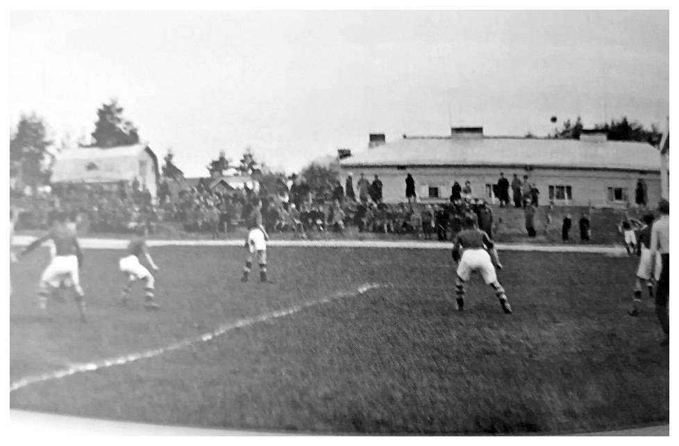 Kuopion Pallotoverit ja Vaasan IFK kamppailivat 1941 Kuopion Keskuskentällä. Tiedossa ei ole, pelasiko Rami Kemppainen tässä ottelussa.