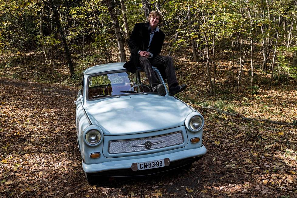 Auton omistaja, Balazs Ackermann istuu vuonna 1966 valmistetun Trabant 601:sen päällä. Mies omistaa kuusi erilaista Trabantia, joilla kertoo vievänsä ystäviään ajeluille.