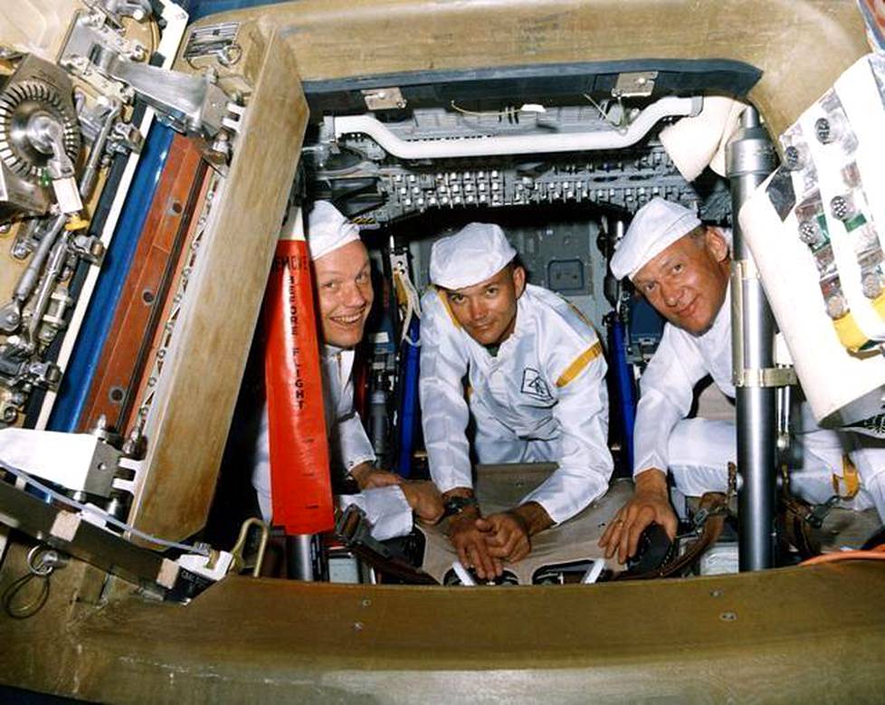 Apollo 11:n komentomoduuli oli ahdas. Kuva harjoituksesta ennen kuulentoa: vasemmalta oikealle Armstrong, Collins ja Aldrin.