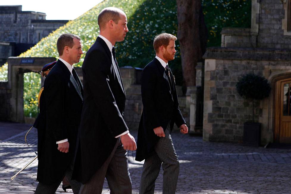 Prinssi Williamin ja prinssi Harryn välissä saattueessa käveli heidän serkkunsa Peter Phillips.