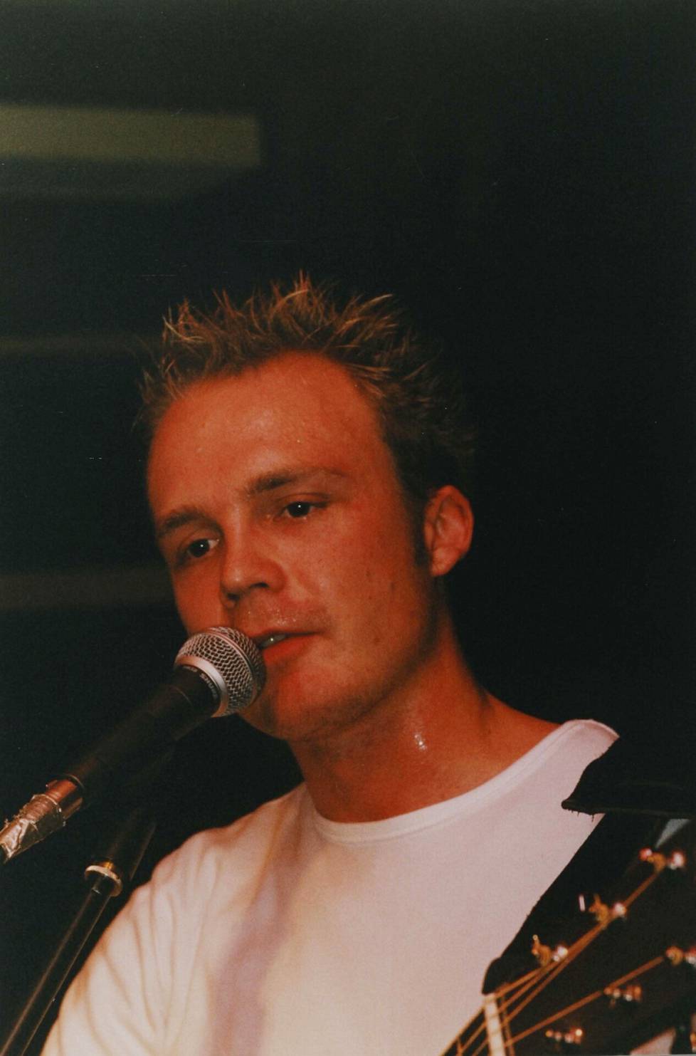 Juha Tapio Mies ja kitara -keikalla Kokkolassa vuonna 2001. 
