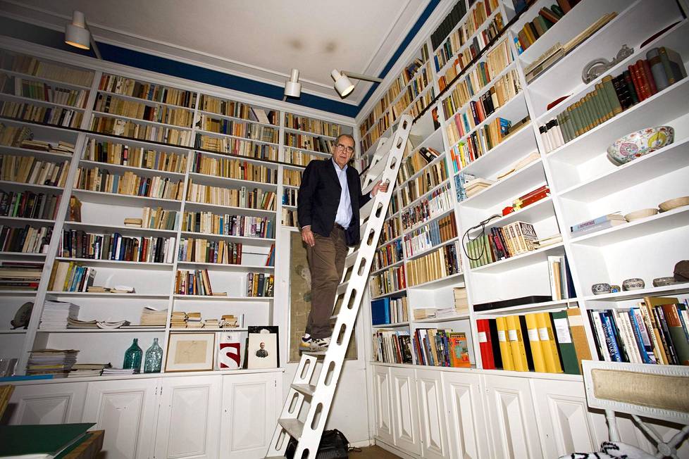 Donner kirjastossaan vuonna 2008.