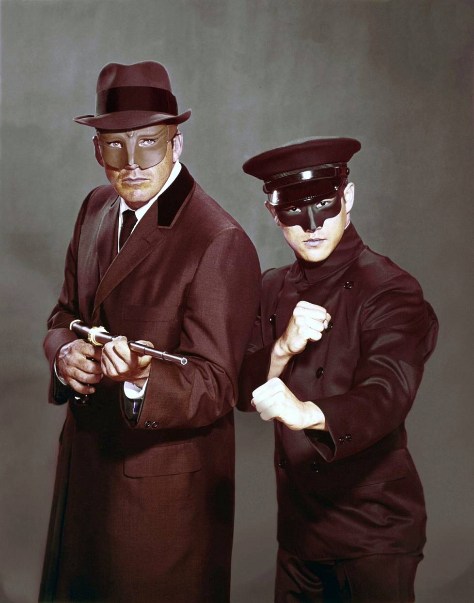 Bruce Lee (oikealla) nähtiin ensi kertaa amerikkalaisessa tv-sarjassa The Green Hornet vuonna 1966. Sarjan nimiroolissa nähtiin Van Williams.