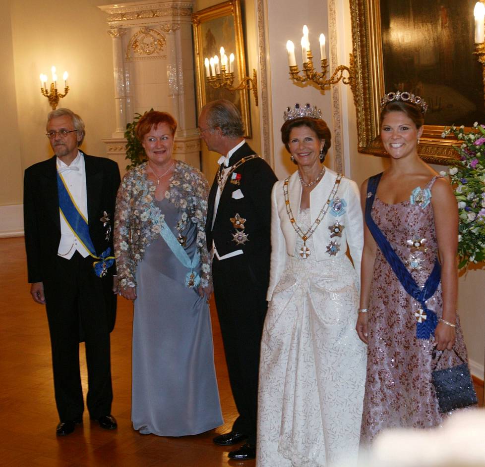 Kuningaspari oli valtiovierailulla Suomessa vuonna 2003. Vierailua isännöivät presidentti Tarja Halonen ja puoliso Pentti Arajärvi.
