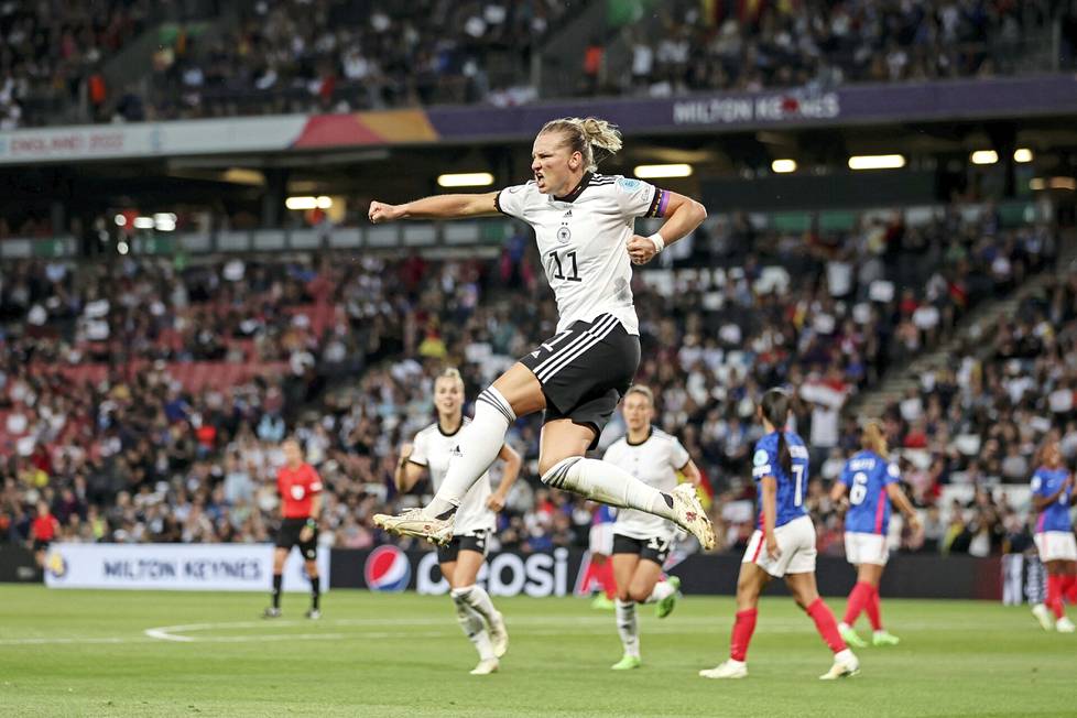 Alexandra Popp on osunut jälleen viime kesän EM-kisoissa, nyt välierissä Englantia vastaan, ja jalkapalloa seuraava Saksa on hurmiossa.