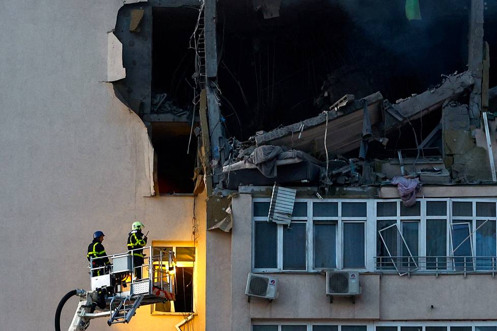 Pelastustyöntekijät tarkastelevat Venäjän ohjusiskun vaurioittamaa kerrostaloa Kiovassa kesäkuussa 2023.