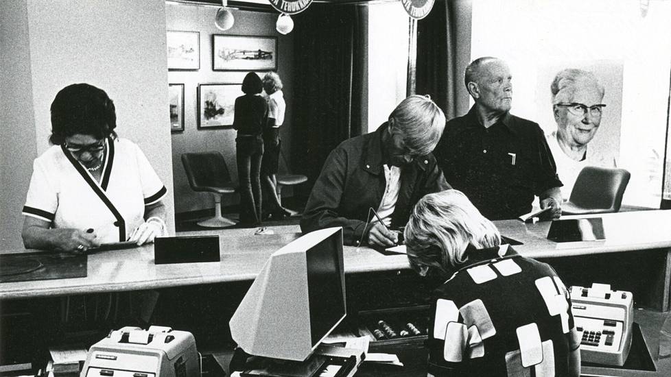 Tämä kuva on otettu vuonna 1975, vain kolme vuotta ennen ensimmäisen reaaliaikaisen pankkiautomaatin käyttöönottoa.