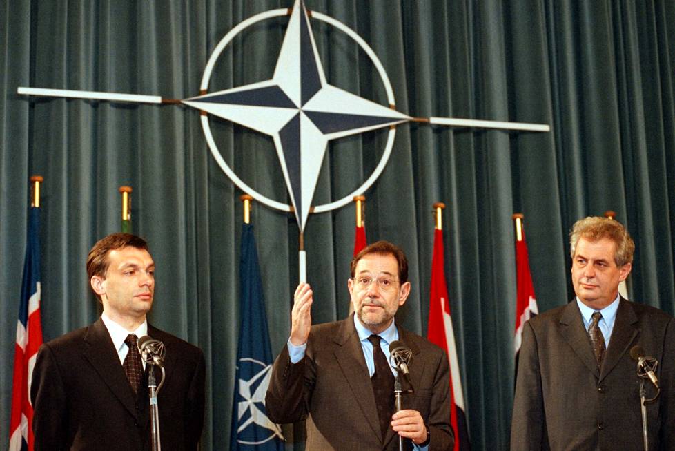 Orban oli alkuaikoinaan korostetun länsimyönteinen. Unkarin liittyminen Natoon osui hänen ensimmäiselle pääministerikaudelleen vuonna 1999. Uusien jäsenten liittymisseremoniassa mukana Orbanin lisäksi Naton pääsihteeri Javier Solana ja Tshekin pääministeri Milos Zeman.