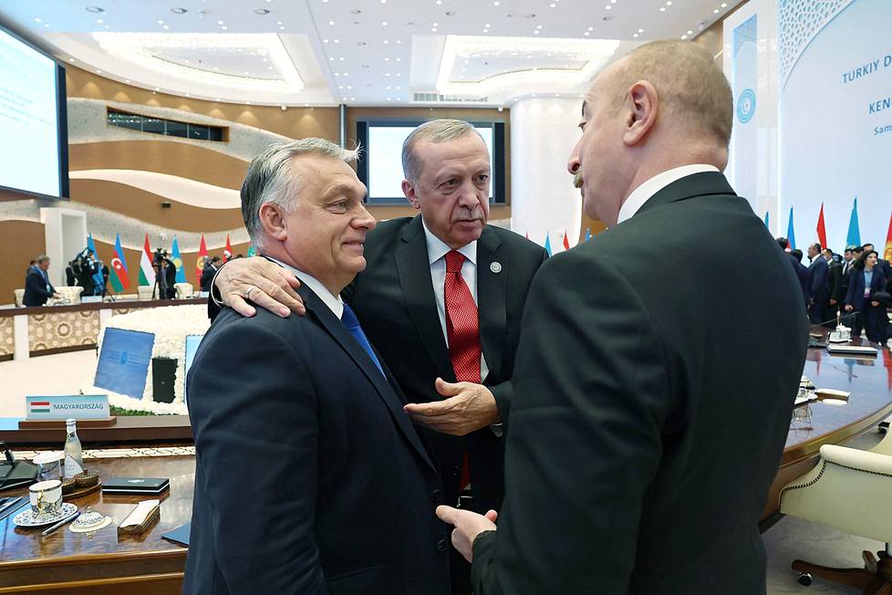Turkin presidentti Recep Tayyip Erdogan ja Unkarin pääministeri Viktor Orban kaulailivat marraskuussa tavatessaan Uzbekistanissa Azerbaidžanin presidentin Ilham Aliyevin.