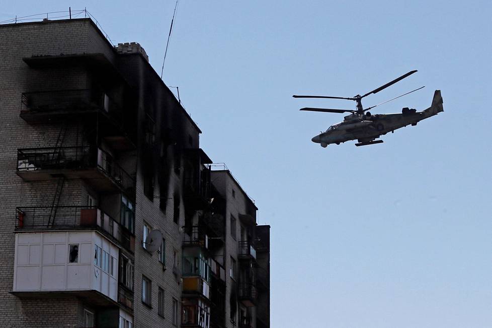 Hostomelin hyökkäys alkoi venäläisten Ka-52-helikopterien rajulla tulituksella. Kyseinen kopterimalli lensi Popasnan yllä Luhanskin alueella viime kesäkuussa. 