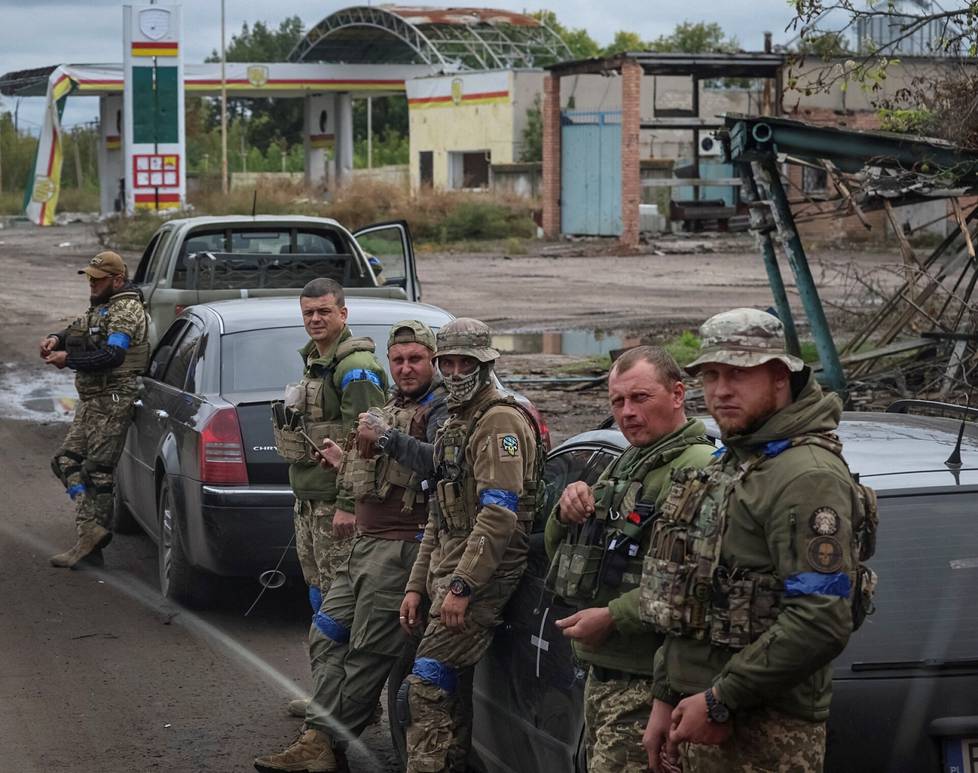 Ukrainalaisjoukot lepäsivät tien sivussa kesken hyökkäyksen Harkovan alueella syyskuussa. Raskaamman kaluston puuttuessa sotilaat etenivät aivan tavallisilla autoillakin.