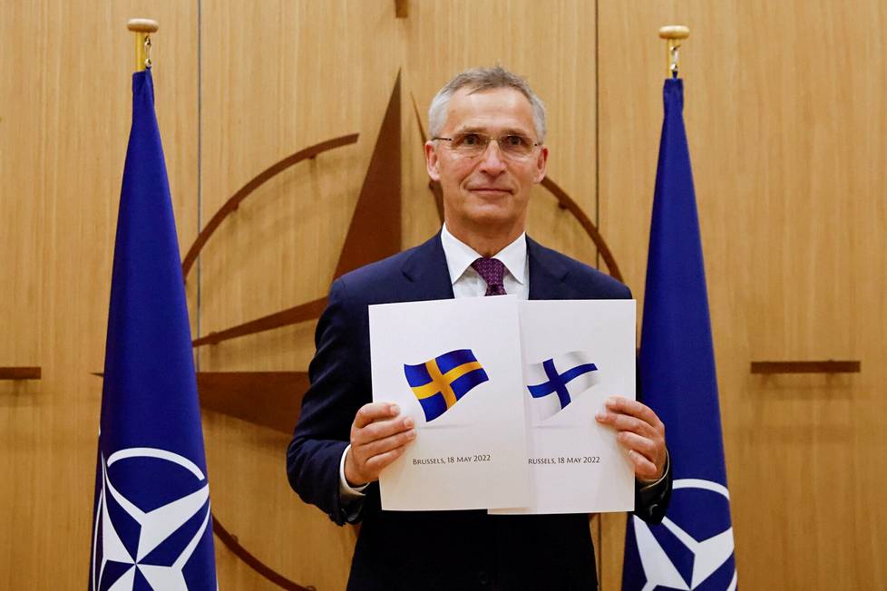 18. toukokuuta. Suomi ja Ruotsi luovuttavat yhdessä Nato-jäsenhakemuksen pääsihteeri Jens Stoltenbergille.