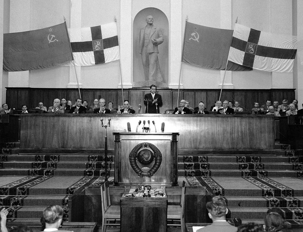 Neuvostoliiton ja Suomen liput komeilivat vierekkäin presidentti Urho Kekkosen Moskovan-vierailulla 1958.