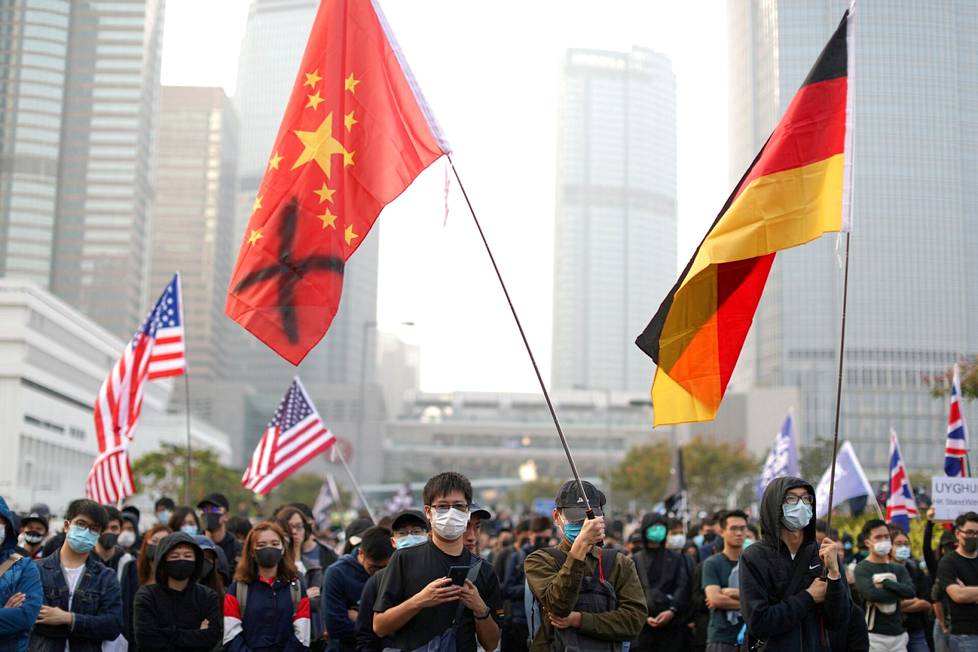 Yritysvastuulain avulla Eurooppa voi vahvistaa stategista autonomiaa. Mielenosoittajat osoittivat mieltään Xinjiangin uiguurien puolesta Hong Kongissa vuonna 2019.