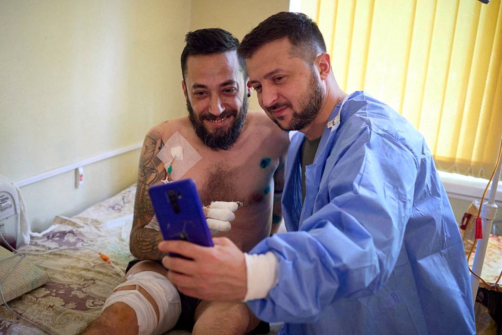 Volodymyr Zelenskyi otti selfien odessalaisessa sotilassairaalassa hoitoa saavan sotilaan kanssa heinäkuussa 2022. 