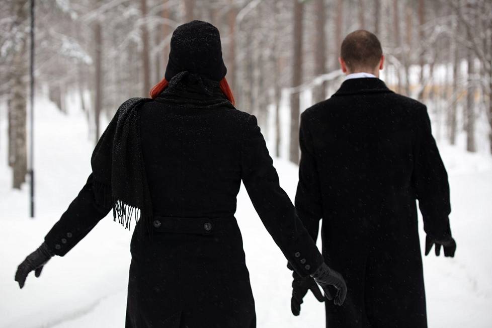 – Olen perinyt pappani pitkän mustan takin, jota käytän hautajaisissa, Mikko Hienonen sanoo.