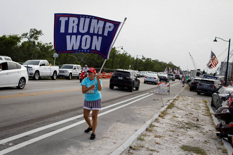Donald Trumpin kannattaja osoitti mieltään elokuussa Palm Beachillä sen jälkeen, kun FBI teki ratsian Mar-a-Lagoon.