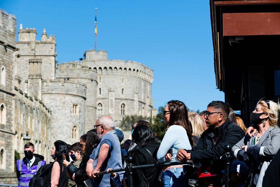 Windsorin linnan läheisyyteen oli kerääntynyt myös yleisöä seuraamaan hautajaisjuhlallisuuksia.