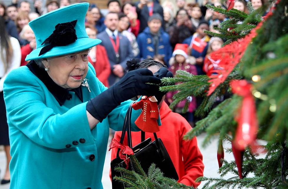 Kuningatar Elisabet edustaa perinteisesti ennen joulua erilaisissa tapahtumissa. Viime vuonna hän asetteli koristeen joulukuuseen Lontoossa.