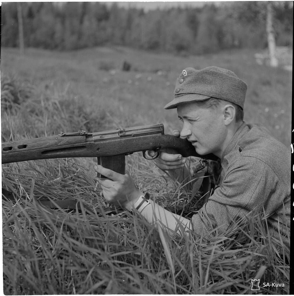 Viroksi Suomen-poikia kutsutaan nimellä ”Soomepoisid”. Virolainen vapaaehtoinen kuvattuna harjoittelemassa 6. kesäkuuta 1944 Huuhanmäellä.