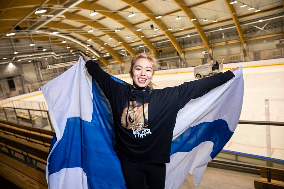 Japanilainen jäätanssija Yuka Orihara muutti Suomeen löydettyään uuden tanssiparin. Orihara poseerasi itsenäisyyspäivän kunniaksi Suomen lipun kanssa.