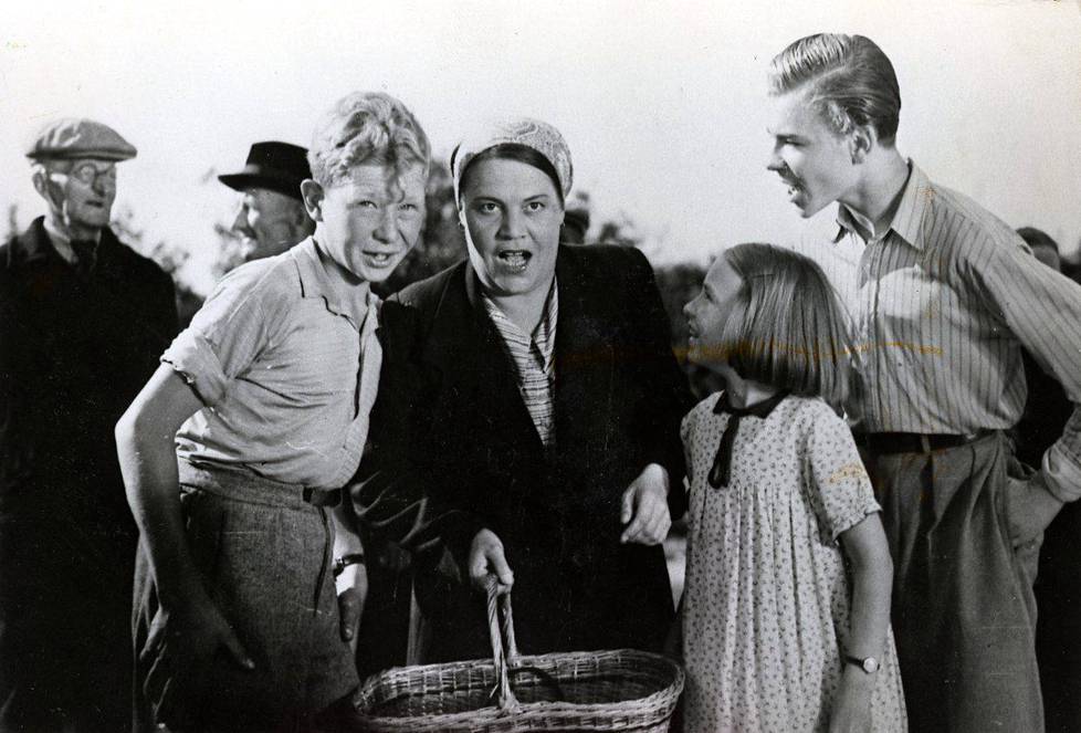 Angerkoski näytteli kotiapulainen Hildaa kansan rakastamissa elokuvissa Suomisen perheestä.