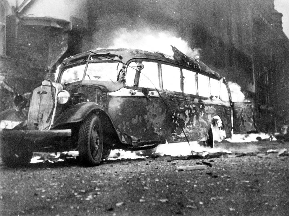 Helsingin Linja-autoaseman kalustoa tulessa sodan ensimmäisenä päivänä. Palopommit tuhosivat viereisen Maanviljelijäin Maitokeskukseen talon.