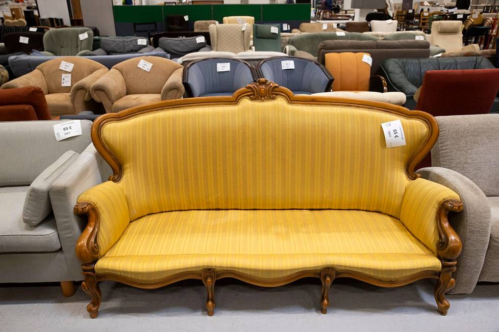 65 euron sohva ei ole aitoa antiikkia, mutta juuri tämän tyylistä monet nyt etsivät.