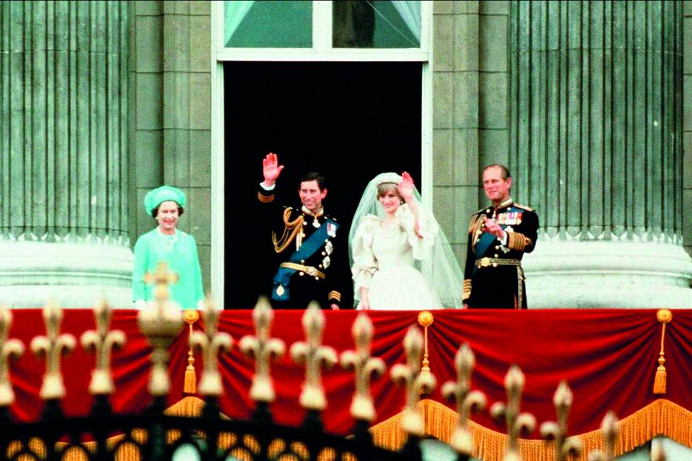 Kuninkaallisia häitä vietettiin Lontoossa 29.6.1981. Seremonian jälkeen Charles ja Diana vilkuttivat kansalle Buckinghamin palatsin parvekkeelta ympärillään onnelliset appivanhemmat.