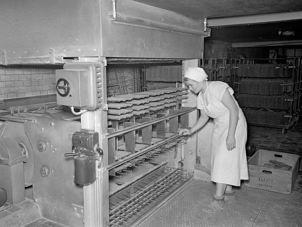 Näkkileipätuotanto oli sota-aikana runsasta. Kuva Elannon leipätehtaalta vuodelta 1941. 