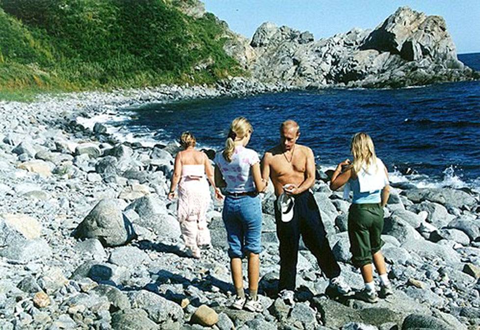 Vladimir Putin nautti aurinkoisesta rantapäivästä perheensä kanssa vuonna 2002 Primorskin piirikunnan alueella.