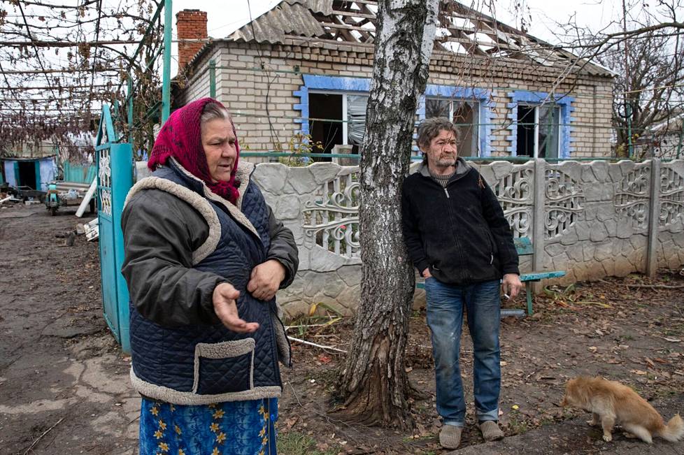 Kyselivkan asukkaat Iryna ja Fjodor yrittävät ruokkia vieraitakin koiria.
